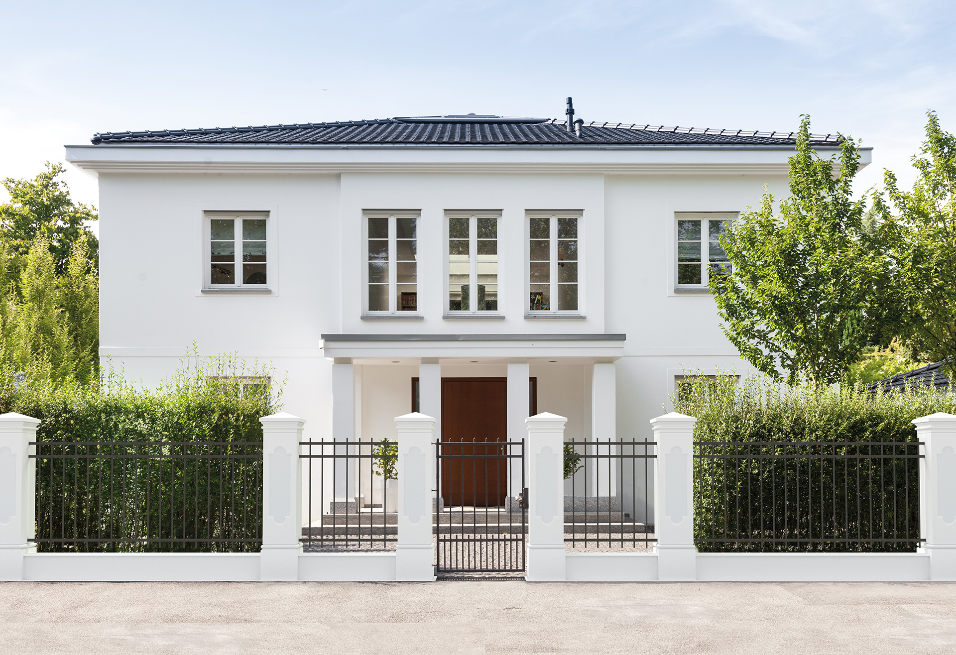 Einfriedung Villa mit Betonpfeiler